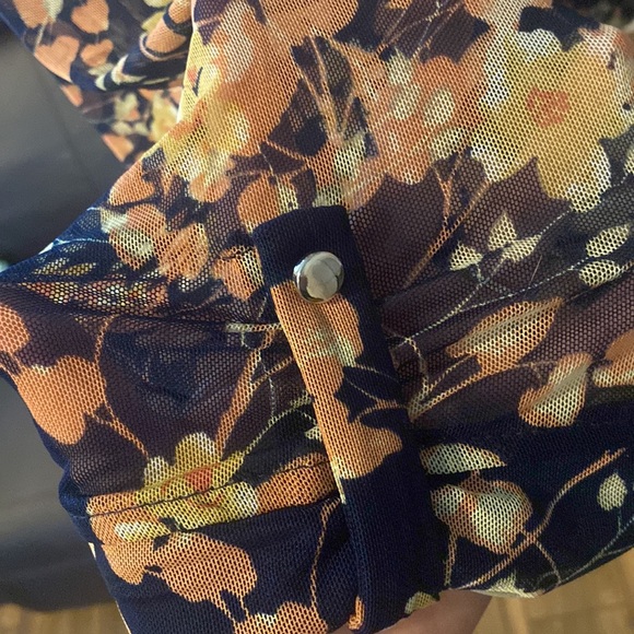 Womens Floral Top Sheer Arms & collar 3X - Picture 3 of 4